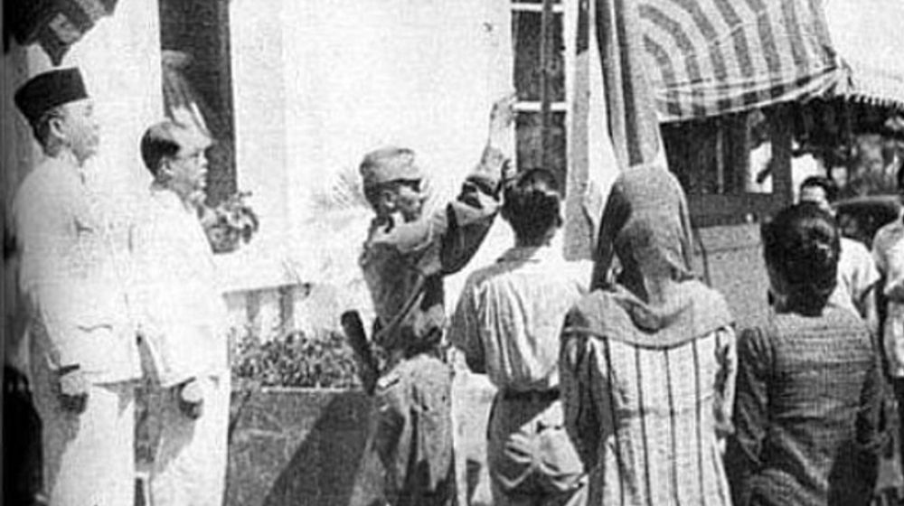 Ilustrasi pengibaran bendera merah putih oleh Paskibraka.