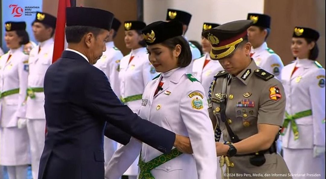 Presiden Joko Widodo (Jokowi) mengukuhkan Paskibraka Tingkat Pusat Tahun 2024 kepada Violetha Agryka Sianturi mewakili rekan-rekannya, di Istana Garuda, Ibu Kota Nusantara (IKN), Selasa 13 Agustus 2024.
