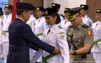 Presiden Joko Widodo (Jokowi) mengukuhkan Paskibraka Tingkat Pusat Tahun 2024 kepada Violetha Agryka Sianturi mewakili rekan-rekannya, di Istana Garuda, Ibu Kota Nusantara (IKN), Selasa 13 Agustus 2024.
