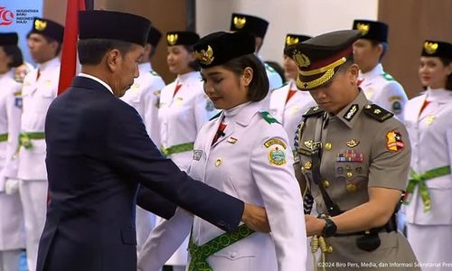 Presiden Joko Widodo (Jokowi) mengukuhkan Paskibraka Tingkat Pusat Tahun 2024 kepada Violetha Agryka Sianturi mewakili rekan-rekannya, di Istana Garuda, Ibu Kota Nusantara (IKN), Selasa 13 Agustus 2024.
