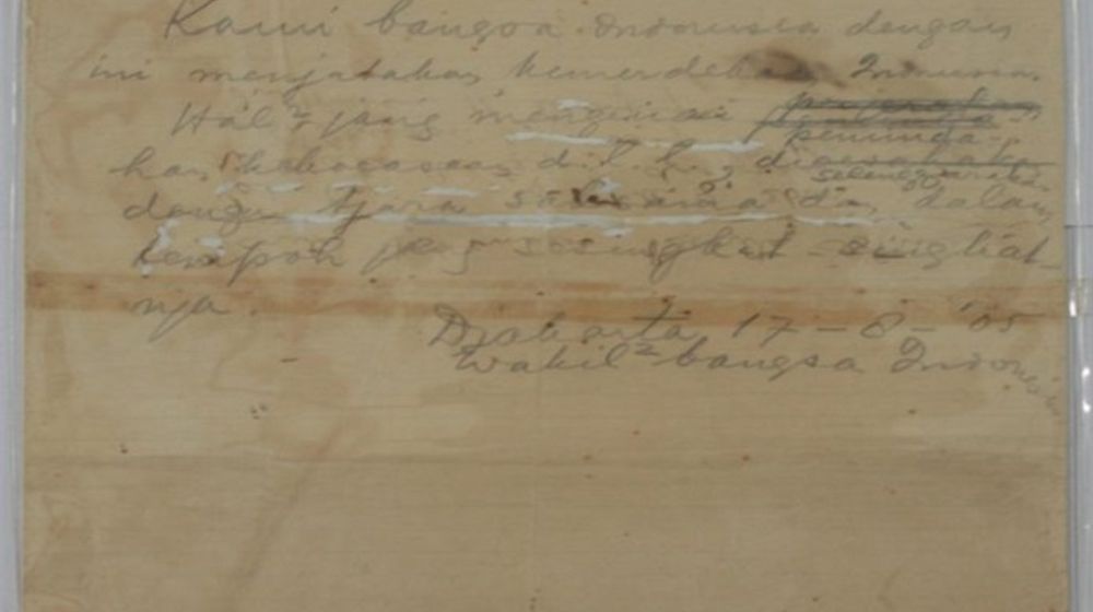 Naskah Proklamasi hasil tulisan tangan Soekarno yang kini tersimpan di Arsip Nasional.