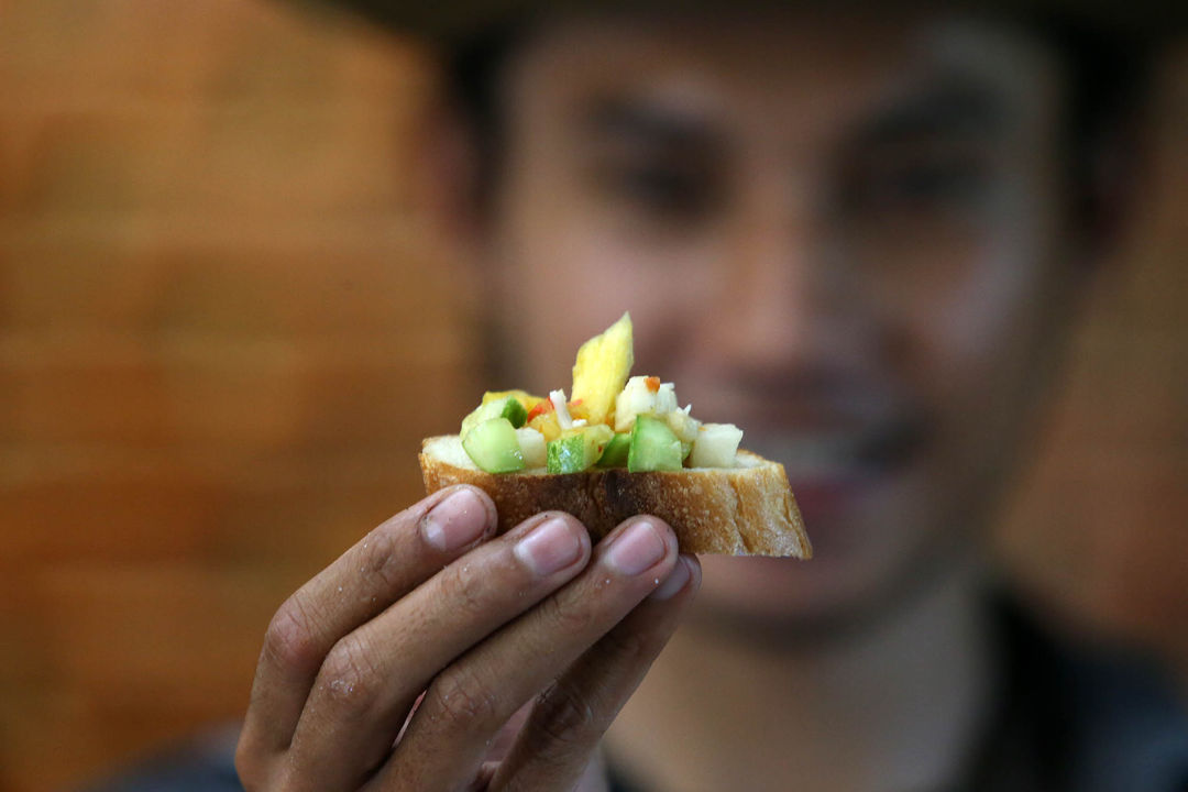 Chef La Ode  mencoba beberapa resep saat acara masak memasak berbahan sayur-sayuran dari Hutan Adat Pikul Pengajid di Jakarta, Selasa 13 Agustus 2024. Foto : Panji Asmoro/TrenAsia