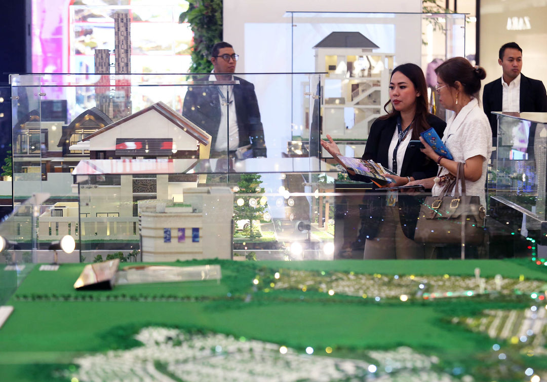 Para pengunjung sedang melihat maket properti usai pembukaan pameran investasi properti Agung Podomoro “Flexi Homes, Flexible Cara Bayarnya” yang berlangsung selama 13-25 Agustus 2024 di Senayan City Mall, Jakarta. Foto : Panji Asmoro/TrenAsia
