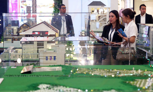 Para pengunjung sedang melihat maket properti usai pembukaan pameran investasi properti Agung Podomoro “Flexi Homes, Flexible Cara Bayarnya” yang berlangsung selama 13-25 Agustus 2024 di Senayan City Mall, Jakarta. Foto : Panji Asmoro/TrenAsia
