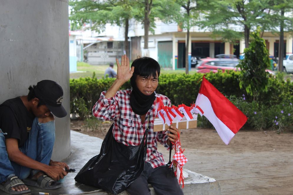 Rejeki Setahun Sekali, Pedagang Bendera Mini  Ramai Pembeli