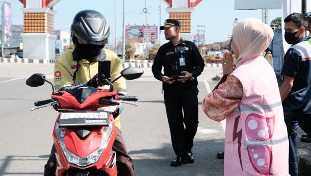 Srikandi PLN NP UP Bandar Lampung Berbagi dalam Rangka Hari Kebaya Nasional 2024