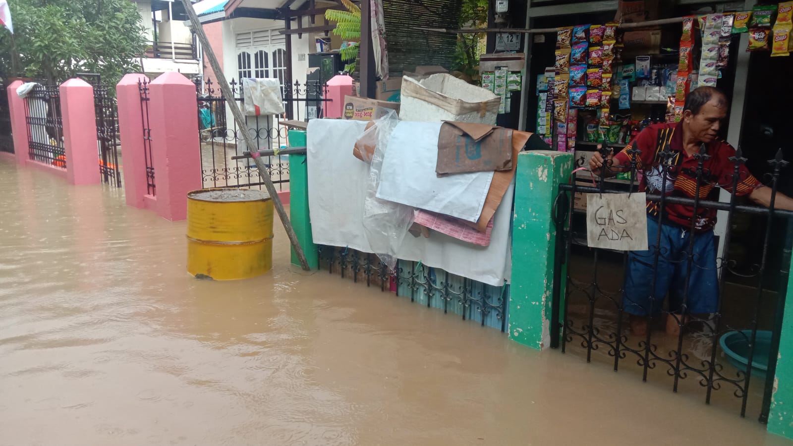 Rumah warga Jalan Asnawi Arbain terendam banjir akibat hujan yang mengguyur Balikpapan, Kamis (15/8/2024).