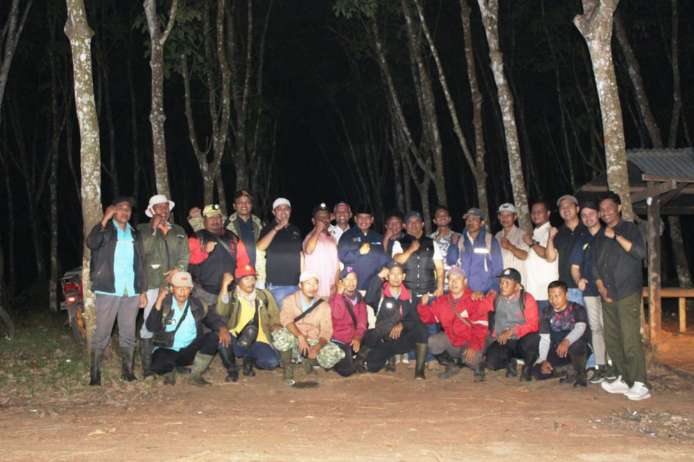 Region Head PTPN I Regional 7 Tuhu Bangun saat menginspeksi kinerja lini lapangan di Kebun Tulungbuyut, Selasa malam (14/8/2024).