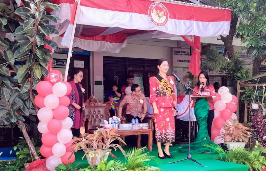 Bunda PAUD Kota Tomohon drg. Jeand'arc Florentia Karundeng saat menghadiri Pawai Bocah dalam rangka HUT Kemerdekaan Republik Indonesia Ke-79 di Kota Tomohon tahun 2024. (Foto: Jor)