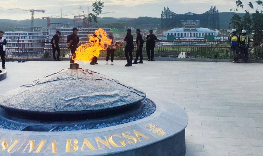 PGN menyelesaikan instalasi dan pengaliran gas bumi ke Taman Kusuma Bangsa. Api abadi menyala di beranda IKN