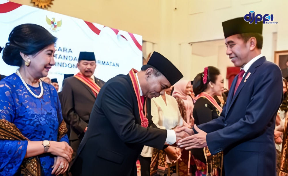 Presiden Joko Widodo (Jokowi) memberikan tanda kehormatan kepada 64 tokoh termasuk Menteri Komunikasi dan Informatika RI Budi Arie Setiadi, Rabu, 14 Agustus 2024 di Istana Negara. 