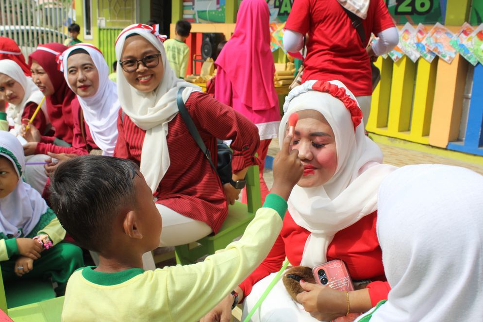 Serunya Lomba Anak Make Up Ibu, pada Perayaan HUT RI ke-79