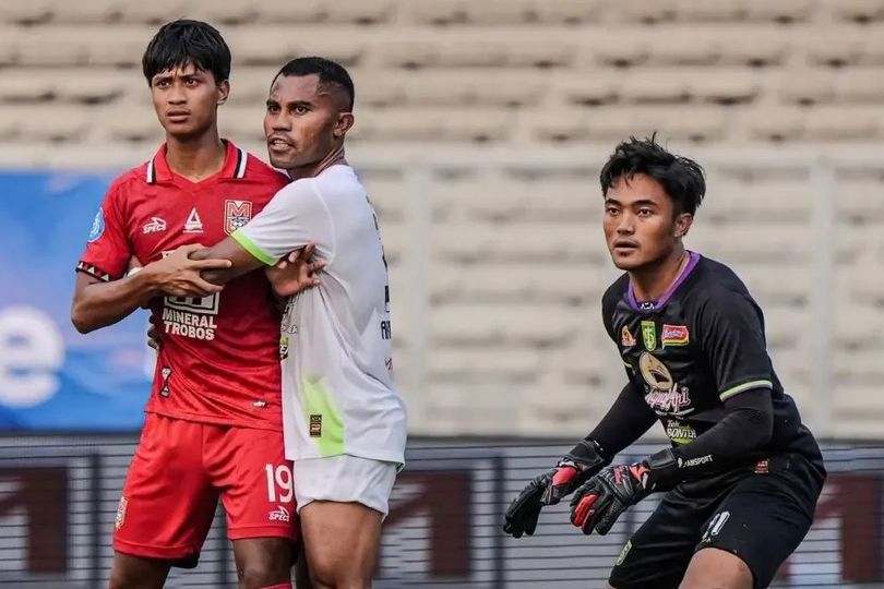 Ernando Ari (kanan) saat membela Persebaya Surabaya melawan Malut United