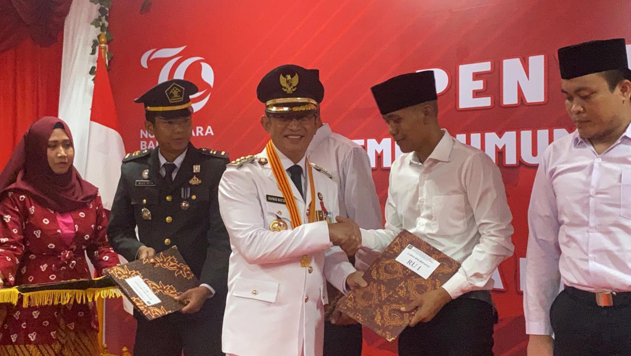 Wali Kota Balikpapan, H. Rahmad Mas'ud, saat memberikan remisi kepada warga binaan Lapas Kelas II A Balikpapan, di Ruang Tahanan Lapas Kelas II A Balikpapan, pada Sabtu, 17 Agustus 2024.