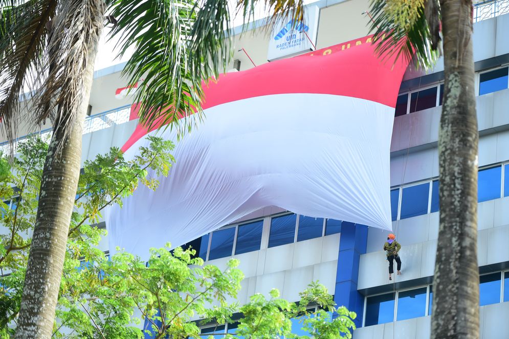 Kibarkan Bendera Merah Putih Raksasa, Rektor: Tekankan Komitmen Kebangsaan dan Perkuat Integritas Profesionalitas ASN