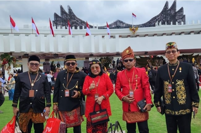 Bersama Rektor Unmul Prof Abdunnur, Rektor Untag Dr Marjoni Rachman dan Ketua PDKT Kaltim Marthin Billa.