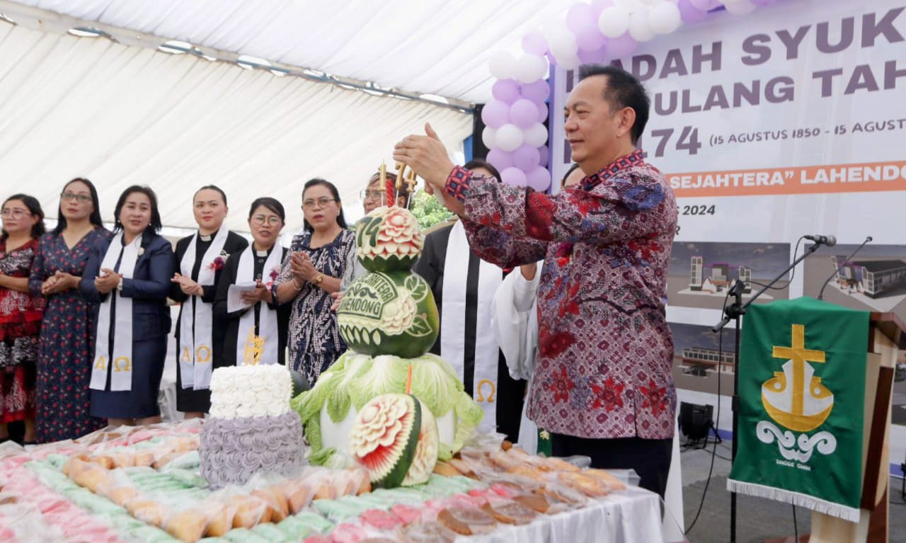 Wali Kota Tomohon Caroll Joram Azarias Senduk saat memasang lilin kue UlangTahun Ke-174 Jemaat GMIM Damai Sejahtera Lahendong Tomohon Selatan. (Foto: Istimewa)
