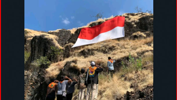 Rayakan HUT RI  ke -79,  79 Mapala UNIPA  Kibarkan Bendera Raksasa di Puncak Bukit Wair Nokerua