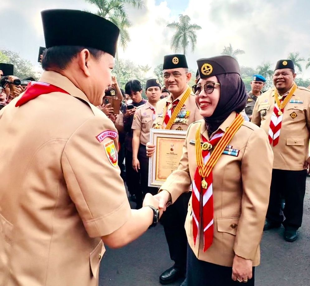 HUT Pramuka ke-63: Rektor UIN Raden Fatah Terima Penghargaan Lencana Melati