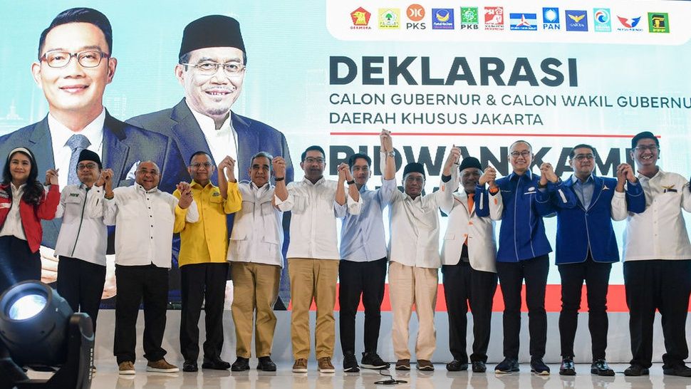 Bakal calon Gubernur DKI Jakarta Ridwan Kamil (keenam kiri) mengangkat tangan bersama bakal calon Wakil Gubernur DKI Jakarta Suswono (kelima kanan), Wapres Terpilih Gibran Rakabuming Raka (keenam kanan) beserta sejumlah pejabat tinggi partai Koalisi Indonesia Maju (KIM) plus saat Deklarasi Cagub dan Cawagub DKI Jakarta di Jakarta, Senin, 19 Agustus 2024.