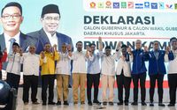 Bakal calon Gubernur DKI Jakarta Ridwan Kamil (keenam kiri) mengangkat tangan bersama bakal calon Wakil Gubernur DKI Jakarta Suswono (kelima kanan), Wapres Terpilih Gibran Rakabuming Raka (keenam kanan) beserta sejumlah pejabat tinggi partai Koalisi Indonesia Maju (KIM) plus saat Deklarasi Cagub dan Cawagub DKI Jakarta di Jakarta, Senin, 19 Agustus 2024.