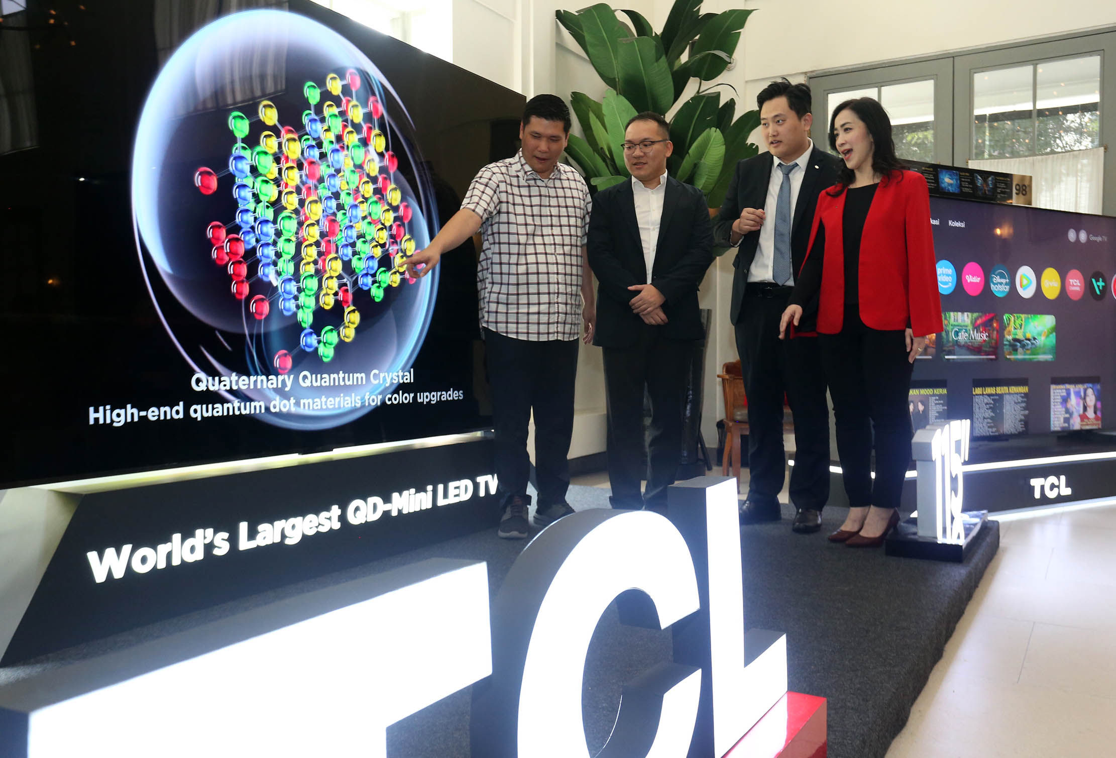 Dari ki-ka : Direktur Electronic City Michael Iskandar - Marketing Manager TCL Indonesia Wesley Yeung - General Manager TCL Indonesia Evan Tang - Direktur Utama Electronic City Lyvia Mariana berbincang saat peluncuran produk terbaru TCL, 20 Agustus 2024. Foto : Panji Asmoro/TrenAsia