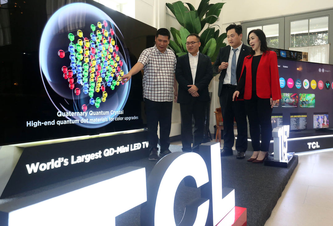 Dari ki-ka : Direktur Electronic City Michael Iskandar - Marketing Manager TCL Indonesia Wesley Yeung - General Manager TCL Indonesia Evan Tang - Direktur Utama Electronic City Lyvia Mariana berbincang saat peluncuran produk terbaru TCL, 20 Agustus 2024. Foto : Panji Asmoro/TrenAsia