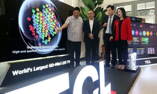 Dari ki-ka : Direktur Electronic City Michael Iskandar - Marketing Manager TCL Indonesia Wesley Yeung - General Manager TCL Indonesia Evan Tang - Direktur Utama Electronic City Lyvia Mariana berbincang saat peluncuran produk terbaru TCL, 20 Agustus 2024. Foto : Panji Asmoro/TrenAsia