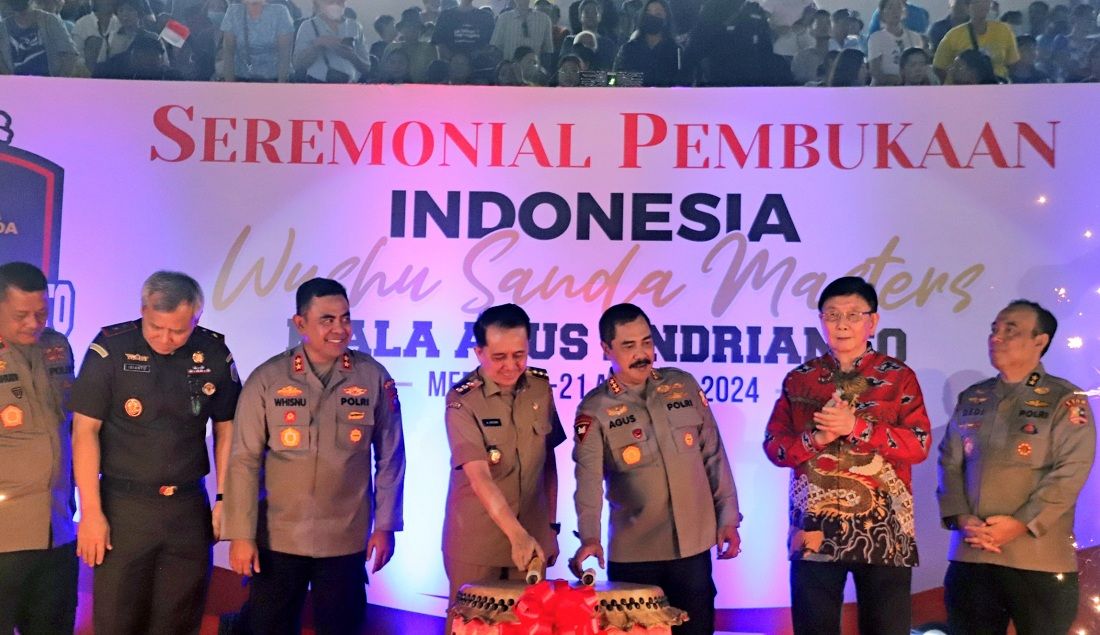 Pj Gubernur Sumut Agus Fatoni menghadiri pembukaan Kejuaraan Indonesia Wushu Sanda Masters Piala Agus Andrianto yang dibuka Wakapolri Komjen Agus Andrianto di GOR Mini Futsal Dispora Sumut