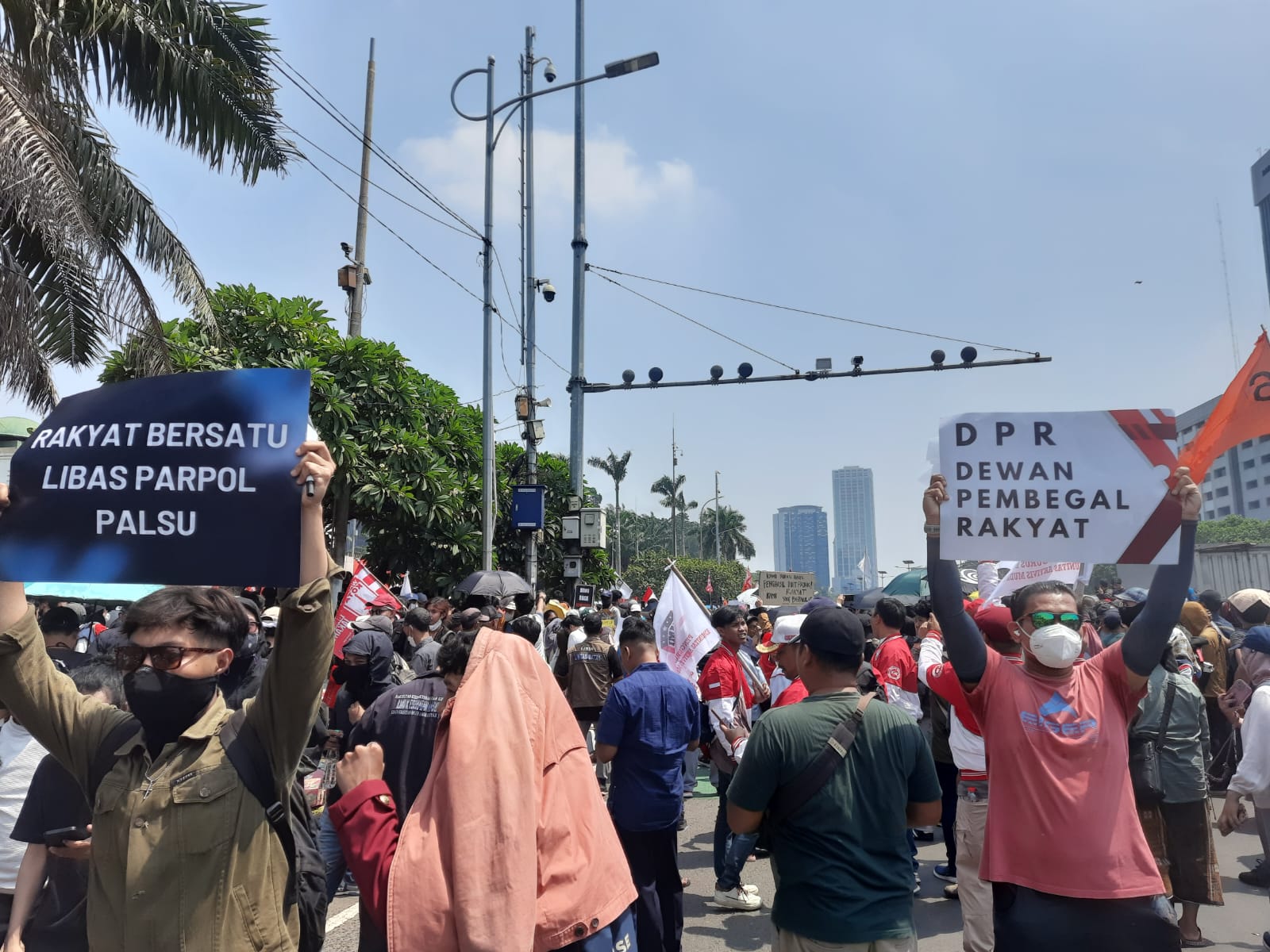 Massa memadati depan gedung DPR RI, Jalan Gatot Subroto dalam aksi Darurat Indonesia, Kamis, 22 Agustus 2024