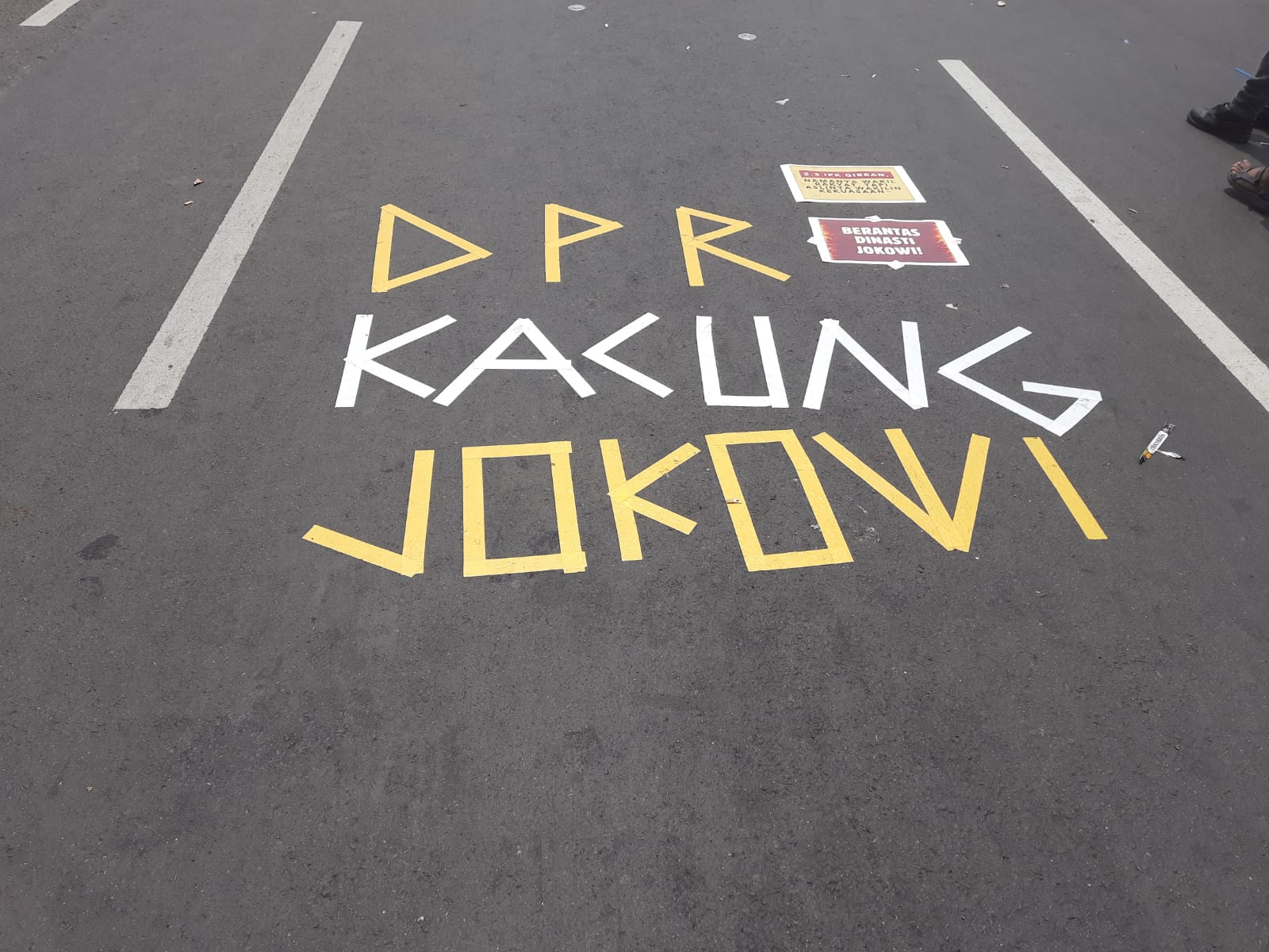 Salah satu bentuk protes massa di depan gedung DPR RI, Jalan Gatot Subroto dalam aksi Darurat Indonesia, Kamis, 22 Agustus 2024