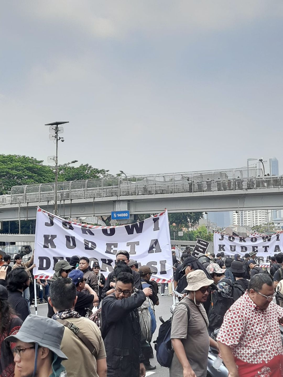 Massa memadati depan gedung DPR RI, Jalan Gatot Subroto dalam aksi Darurat Indonesia, Kamis, 22 Agustus 2024