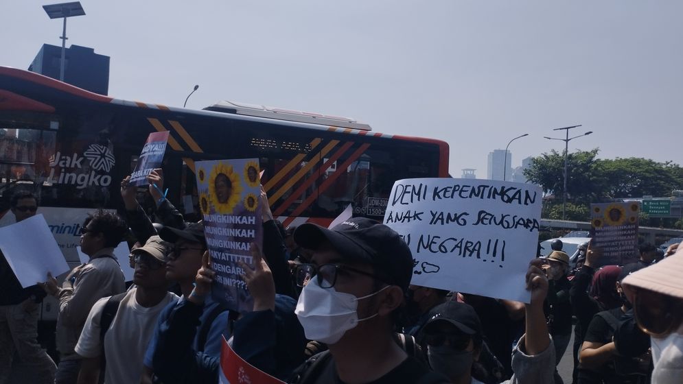 Deretan Foto Ungkapan Hati Demonstran yang Tertuang dalam Poster Saat Demo