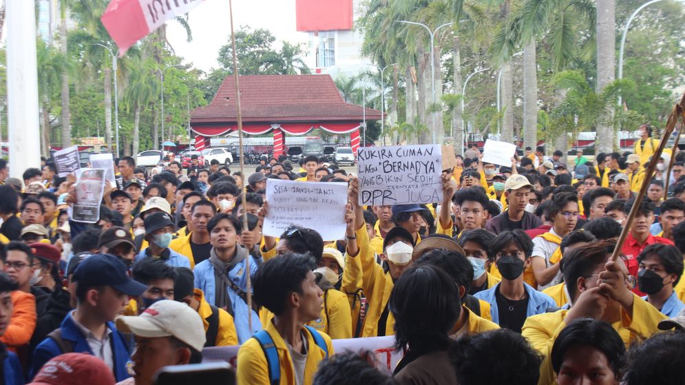 Tolak Revisi UU Pilkada, Ratusan Mahasiswa Unjukrasa di DPRD Sumsel