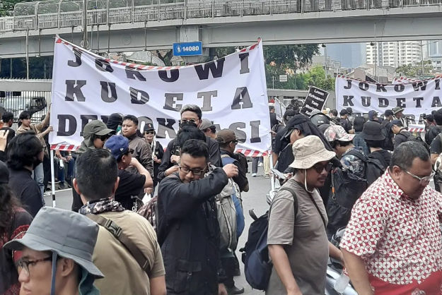 Massa memadati depan gedung DPR RI, Jalan Gatot Subroto dalam aksi Darurat Indonesia, Kamis, 22 Agustus 2024
(TrenAsia/ Ananda)