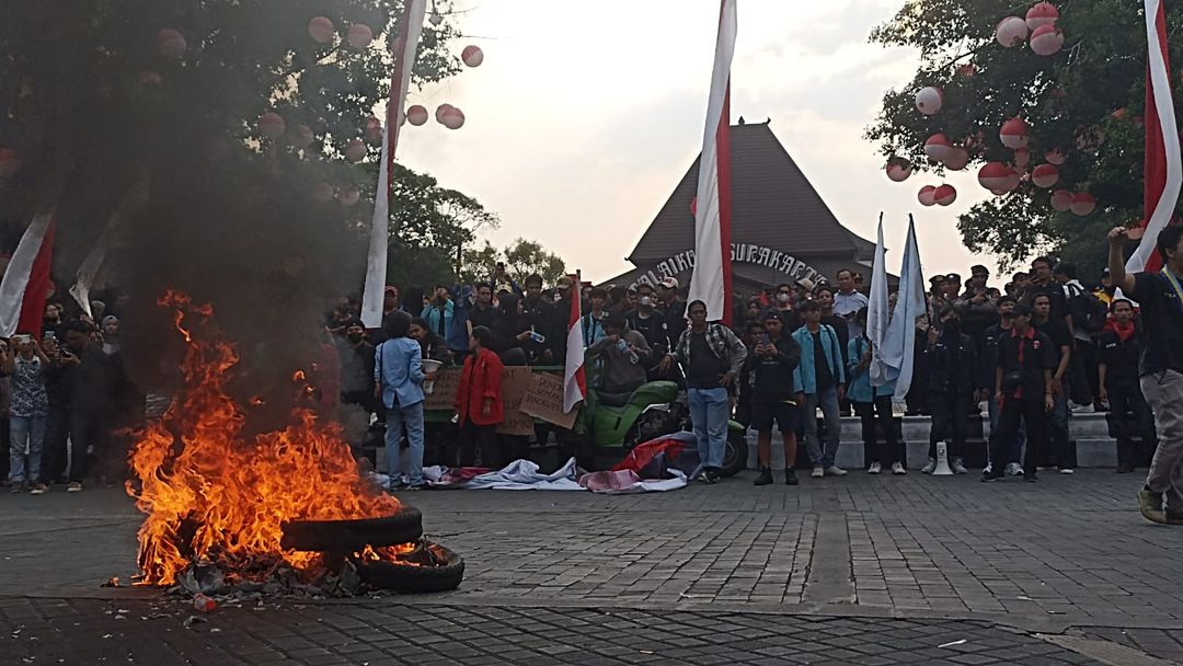 Demonstran membakar ban dalam aksi massa bertajuk "Pulangkan Jokowi" di depan Balai Kota Solo, Kamis, 22 Agustus 2024.