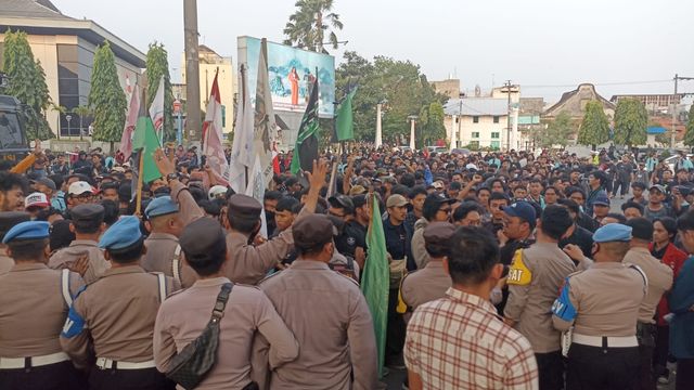 Aksi dorong mendorong terjadi antara demonstran dan kepolisian dalam aksi massa di depan Balai Kota Solo, Kamis, 22 Agustus 2024. 