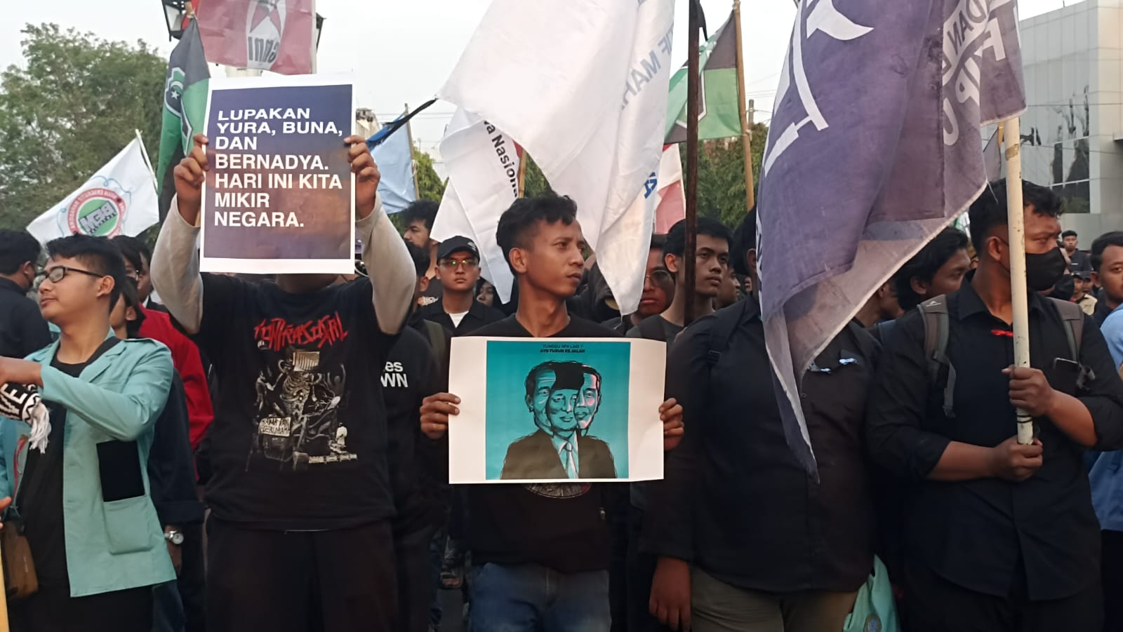 Demonstran membawa poster yang isinya menyindir pemerintahan Joko Widodo dalam aksi di Balai Kota Solo,  Kamis, 22 Agustus 2024.