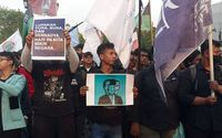 Demonstran membawa poster yang isinya menyindir pemerintahan Joko Widodo dalam aksi di Balai Kota Solo,  Kamis, 22 Agustus 2024.