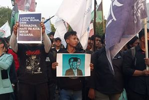 Demonstran membawa poster yang isinya menyindir pemerintahan Joko Widodo dalam aksi di Balai Kota Solo,  Kamis, 22 Agustus 2024.