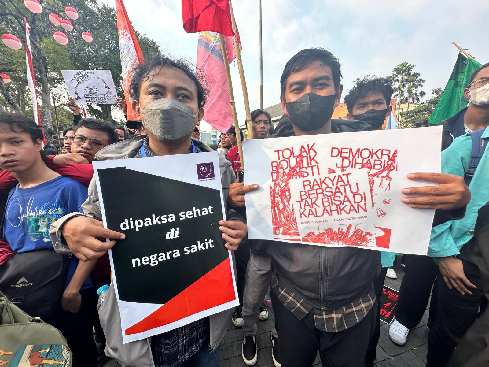 Sejumlah jurnalis di Kota Solo ikut turun dalam aksi yang digelar di Balai Kota Solo, Kamis, 22 Agustus 2024. (Kredit AJI)