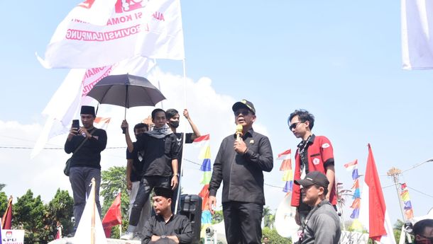 Fraksi PDI Perjuangan Temui Massa Aksi di Halaman Kantor DPRD Lampung