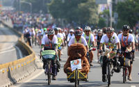 Dalam rangka memperingati Hari Orangutan Sedunia sejumlah komunitas menggelar kampanye bersama 150 pesepeda dengan tema Bike For yOU di kawasan Car Free Day Jakarta,Minggu 25 Agustus 2024. Foto : Panji Asmoro/TrenAsia