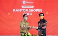 Direktur Shopee Indonesia Handhika Jahja bersama Wali Kota Solo Gibran Rakabuming Raka meresmikan kantor Shopee di Solo Oktober 2021 lalu.