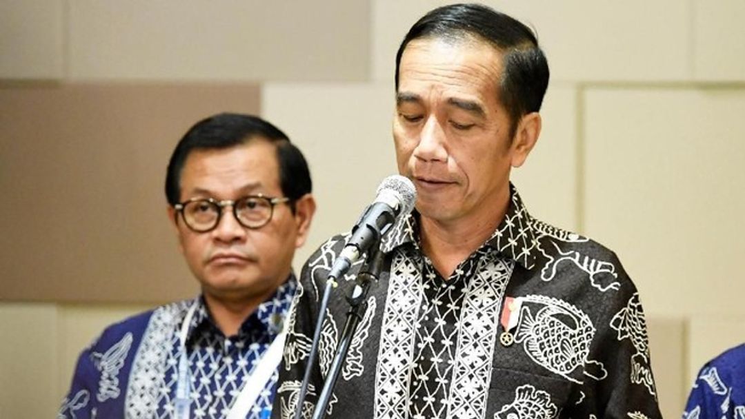 Pramono Anung (kiri) mendampingi Presiden Joko Widodo dalam sebuah pidato. (Antara/Rivan Awal Lingga)