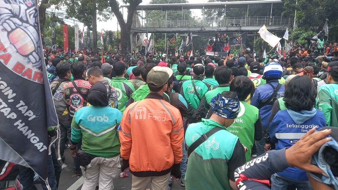 Massa yang terdiri dari mitra-mitra driver dan kurir online menggelar aksi unjuk rasa di area Patung Kuda Monas, Jakarta, Kamis, 29 Agustus 2024.