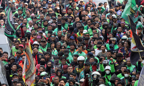 Massa yang tergabung dalam Koalisi Ojol Nasional (KON)melakukan aksi damai dikawasan Jl Medan Merdeka. Mereka menyampaikan sejumlah tuntutan di antaranya meminta pemerintah untuk melegalkan ojek daring dan menuntut revisi serta penambahan Pasal Permenkominfo No 1 Tahun 2012 tentang layanan tarif pos komersial untuk mitra ojek daring dan kurir di Indonesia lebih rinci. Kamis 29 Agustus 2024. Foto : Panji Asmoro/TrenAsia