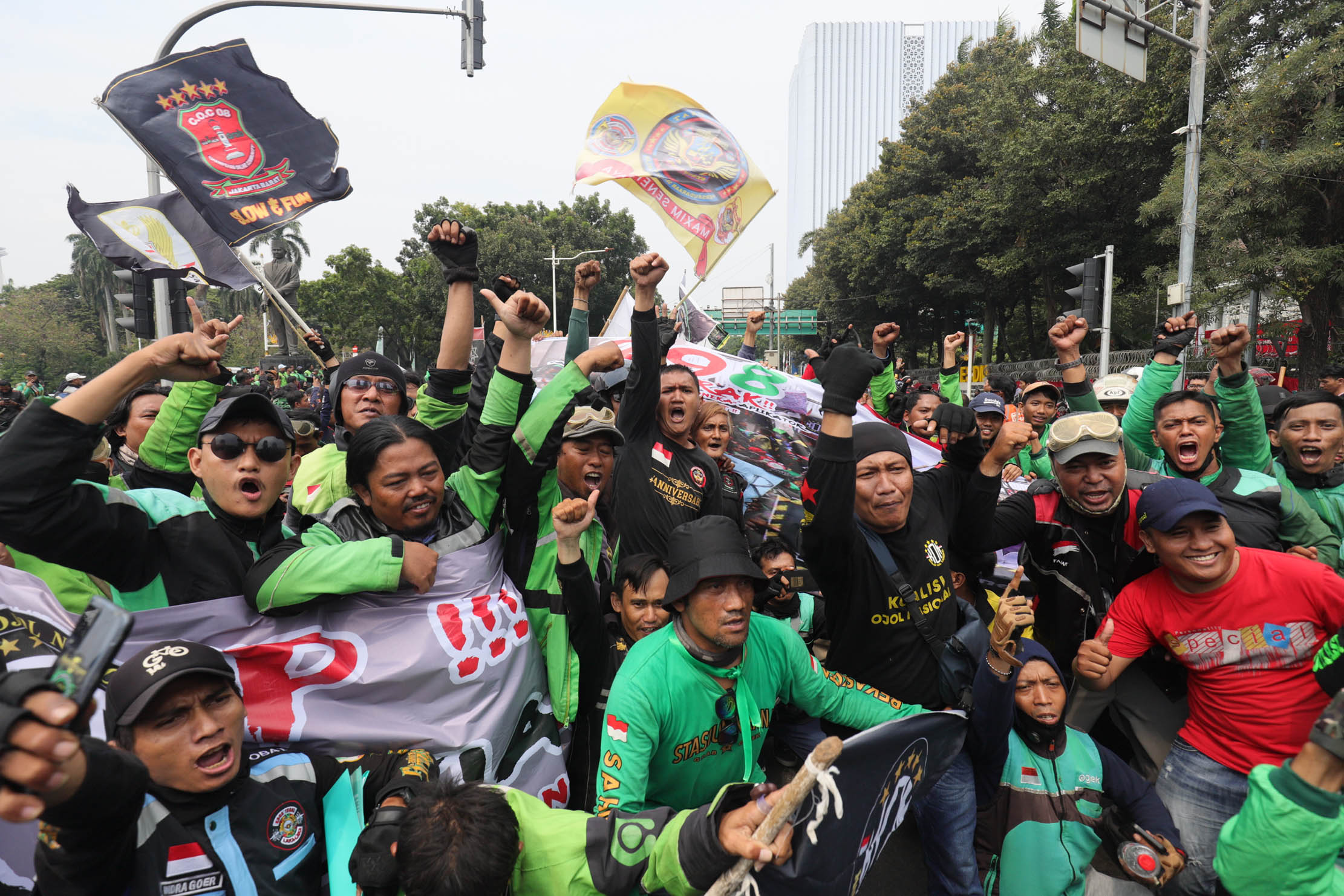 Massa yang tergabung dalam Koalisi Ojol Nasional (KON)melakukan aksi damai dikawasan Jl Medan Merdeka. Mereka menyampaikan sejumlah tuntutan di antaranya meminta pemerintah untuk melegalkan ojek daring dan menuntut revisi serta penambahan Pasal Permenkominfo No 1 Tahun 2012 tentang layanan tarif pos komersial untuk mitra ojek daring dan kurir di Indonesia lebih rinci. Kamis 29 Agustus 2024. Foto : Panji Asmoro/TrenAsia