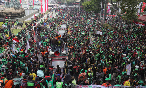 Massa yang tergabung dalam Koalisi Ojol Nasional (KON)melakukan aksi damai dikawasan Jl Medan Merdeka. Mereka menyampaikan sejumlah tuntutan di antaranya meminta pemerintah untuk melegalkan ojek daring dan menuntut revisi serta penambahan Pasal Permenkominfo No 1 Tahun 2012 tentang layanan tarif pos komersial untuk mitra ojek daring dan kurir di Indonesia lebih rinci. Kamis 29 Agustus 2024. Foto : Panji Asmoro/TrenAsia