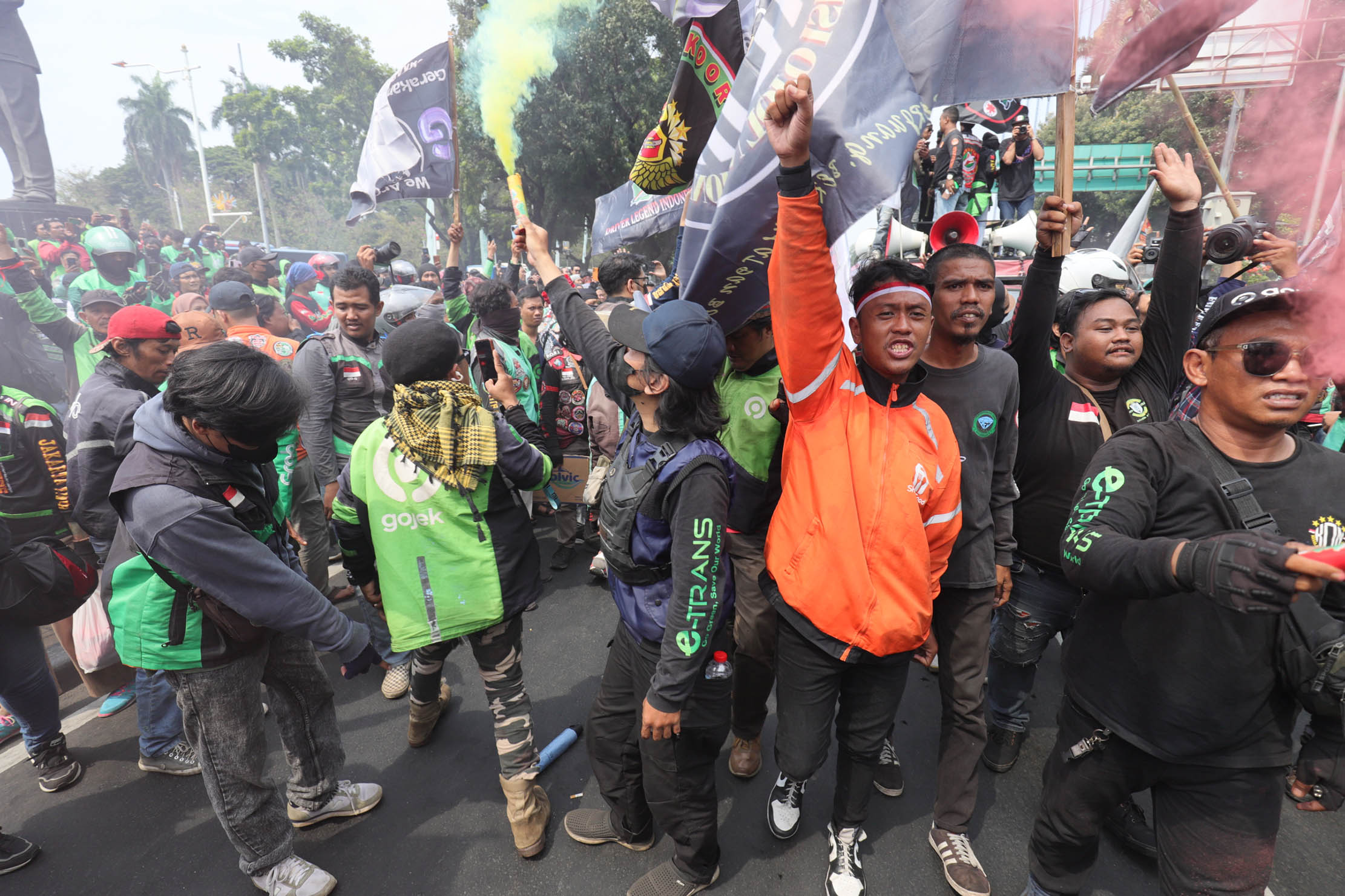 Massa yang tergabung dalam Koalisi Ojol Nasional (KON)melakukan aksi damai dikawasan Jl Medan Merdeka. Mereka menyampaikan sejumlah tuntutan di antaranya meminta pemerintah untuk melegalkan ojek daring dan menuntut revisi serta penambahan Pasal Permenkominfo No 1 Tahun 2012 tentang layanan tarif pos komersial untuk mitra ojek daring dan kurir di Indonesia lebih rinci. Kamis 29 Agustus 2024. Foto : Panji Asmoro/TrenAsia